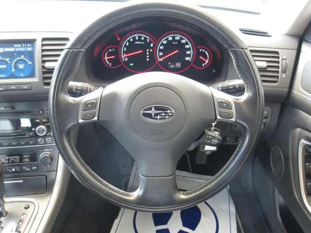 内外装につきましては、専任の熟練のスタッフが真心込めて丁寧に車内清掃、外装磨きを致します。ご納車までにしっかり綺麗にお仕上げ致します。ご安心下さい。