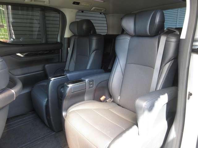 ヴェルファイア ２．５Ｚ　Ｇエディション　４ＷＤ　黒革エアーシート　１０型ナビＴＶ付き　１２．８型フリップダウンモニター　両側パワードア　ＬＥＤライト　オートライト　アルミホイール　パワーシート　コーナーセンサ　衝突被害軽減　車線逸脱警告（13枚目）