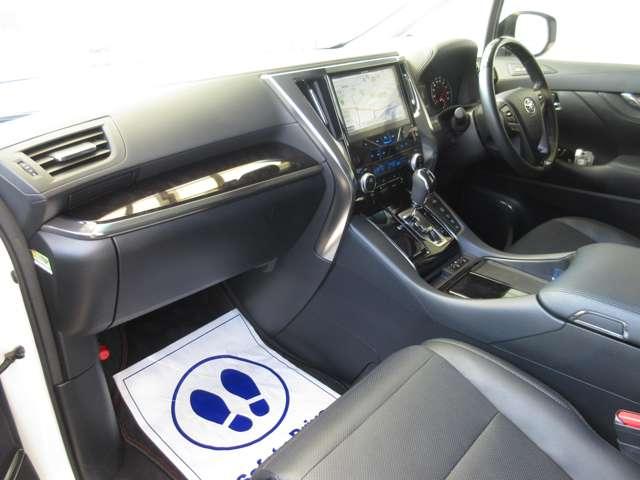 ヴェルファイア ２．５Ｚ　Ｇエディション　４ＷＤ　黒革エアーシート　１０型ナビＴＶ付き　１２．８型フリップダウンモニター　両側パワードア　ＬＥＤライト　オートライト　アルミホイール　パワーシート　コーナーセンサ　衝突被害軽減　車線逸脱警告（16枚目）