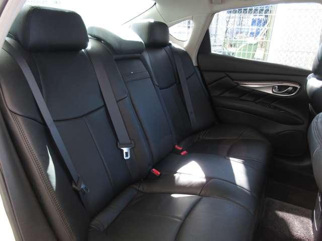 フーガ 370GT タイプS 黒革 専用バンパー&20アルミホイール&スポーツサスペンション 地デジTV 本革 ミュージックプレイヤー接続可 記録簿 盗難防止装置 クルーズコントロール パワーウィンドウ エアバッグ(11枚目)