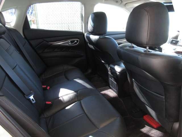 フーガ 370GT タイプS 黒革 専用バンパー&20アルミホイール&スポーツサスペンション 地デジTV 本革 ミュージックプレイヤー接続可 記録簿 盗難防止装置 クルーズコントロール パワーウィンドウ エアバッグ(12枚目)