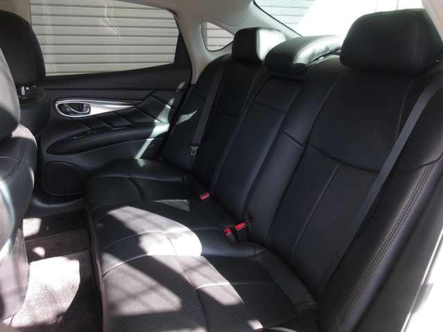 フーガ 370GT タイプS 黒革 専用バンパー&20アルミホイール&スポーツサスペンション 地デジTV 本革 ミュージックプレイヤー接続可 記録簿 盗難防止装置 クルーズコントロール パワーウィンドウ エアバッグ(14枚目)