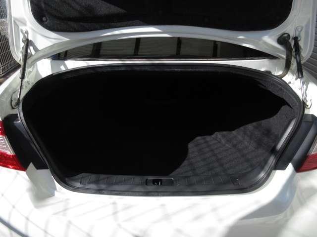 フーガ 370GT タイプS 黒革 専用バンパー&20アルミホイール&スポーツサスペンション 地デジTV 本革 ミュージックプレイヤー接続可 記録簿 盗難防止装置 クルーズコントロール パワーウィンドウ エアバッグ(21枚目)