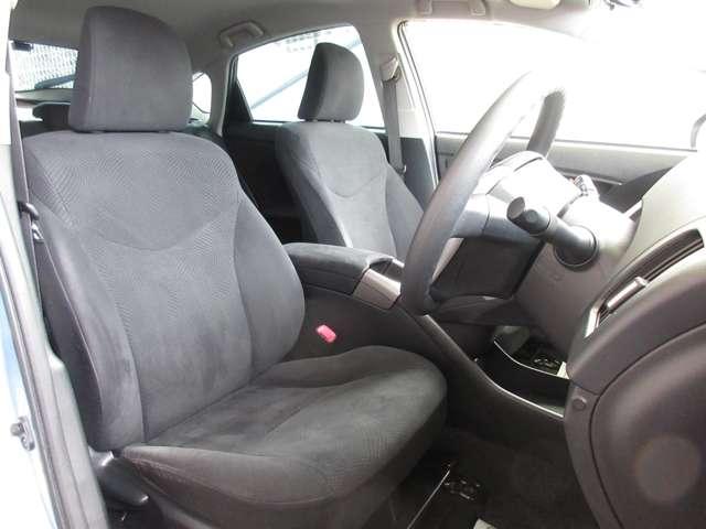 プリウスＰＨＶ Ｓ　メーカーオプションナビフルセグ　前後ドラレコ　シートヒーター　オートエアコン　バックカメラ　ＥＴＣ　盗難防止装置　カーテンエアバッグ　ＤＶＤ再生可能　記録簿有　スマートキー　アルミホイール　エアバッグ（7枚目）