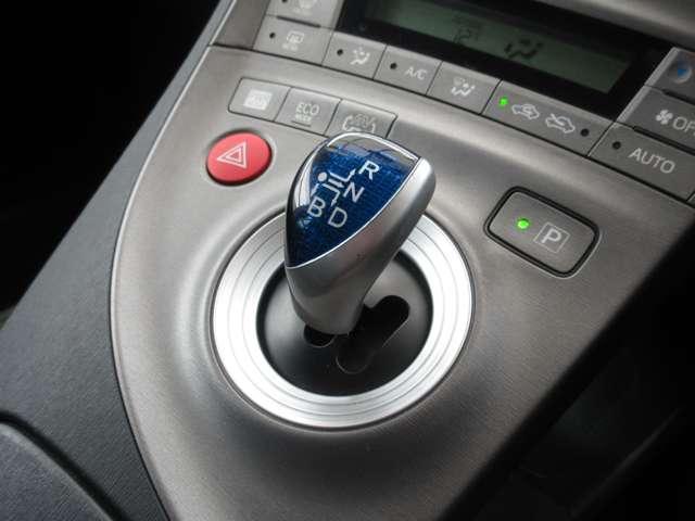 プリウスＰＨＶ Ｓ　メーカーオプションナビフルセグ　前後ドラレコ　シートヒーター　オートエアコン　バックカメラ　ＥＴＣ　盗難防止装置　カーテンエアバッグ　ＤＶＤ再生可能　記録簿有　スマートキー　アルミホイール　エアバッグ（17枚目）