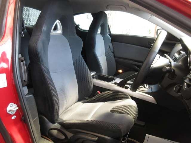 内外装につきましては、専任の熟練のスタッフが真心込めて丁寧に車内清掃、外装磨きを致します。ご納車までにしっかり綺麗にお仕上げ致します。ご安心下さい。