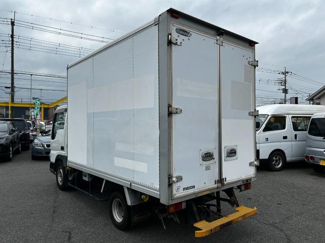 タイタンダッシュ 　パネルバン　最大積載量１４００キロ　バックカメラ　走行距離８４２００キロ（9枚目）