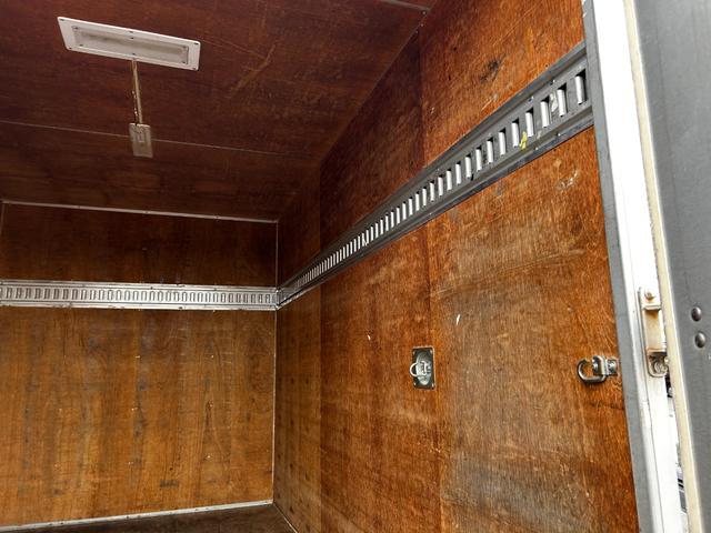 タイタンダッシュ 　パネルバン　最大積載量１４００キロ　バックカメラ　走行距離８４２００キロ（27枚目）