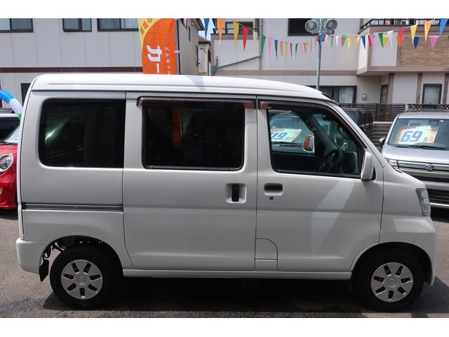 クルーズターボ 5速ミッション車 OPカラーパールホワイト 専用インテリア&ファブリックシート 純正CDステレオ&AUX キーレスエントリー 前後パワーウインドウ 電動格納ドアミラー ドアバイザー フロアマット プライバシーガラス ABS&WSRS(4枚目)
