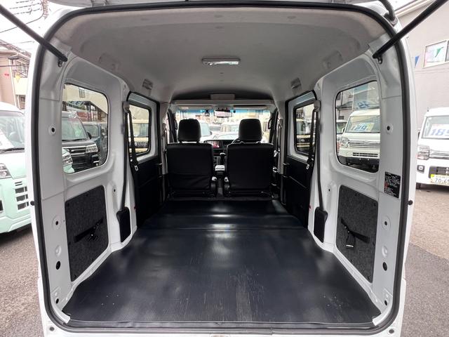ハイゼットカーゴ クルーズターボ 4WD ・視界補助パック&バックカメラ ストラーダナビ 前後ドラレコ ETC2.0 黒革調シートカバー フルセグTV CD DVD BT接続 アームレスト フロア&荷室マット サイドバイザー スマートアシスト(12枚目)