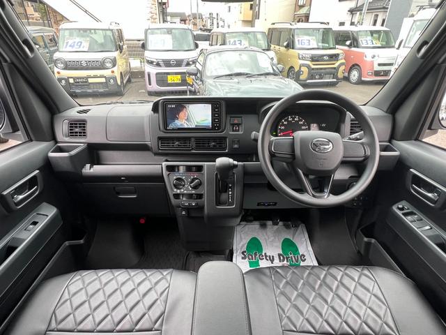 ハイゼットカーゴ クルーズターボ 4WD ・視界補助パック&バックカメラ ストラーダナビ 前後ドラレコ ETC2.0 黒革調シートカバー フルセグTV CD DVD BT接続 アームレスト フロア&荷室マット サイドバイザー スマートアシスト(13枚目)