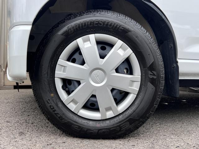 ハイゼットカーゴ クルーズターボ 4WD ・視界補助パック&バックカメラ ストラーダナビ 前後ドラレコ ETC2.0 黒革調シートカバー フルセグTV CD DVD BT接続 アームレスト フロア&荷室マット サイドバイザー スマートアシスト(29枚目)