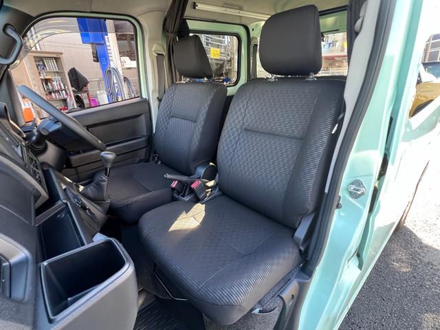 ハイゼットカーゴ クルーズ　４ＷＤ　５速ＭＴ　・純正ディスプレイオーディオ　ＣＤ　ＤＶＤ　ＵＳＢ　オプション（ＬＥＤフォグランプ／ルーフエンドスポイラー／マルチレール／ハンガーバー／リア５面＆セパレーターカーテン／フロアマット／サイドバイザー）（8枚目）