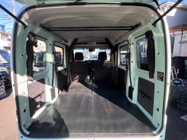 ハイゼットカーゴ クルーズ　４ＷＤ　５速ＭＴ　・純正ディスプレイオーディオ　ＣＤ　ＤＶＤ　ＵＳＢ　オプション（ＬＥＤフォグランプ／ルーフエンドスポイラー／マルチレール／ハンガーバー／リア５面＆セパレーターカーテン／フロアマット／サイドバイザー）（11枚目）