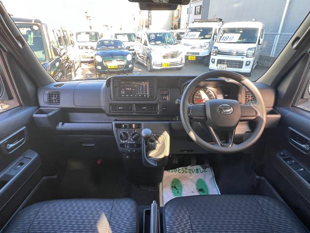 ハイゼットカーゴ クルーズ　４ＷＤ　５速ＭＴ　・純正ディスプレイオーディオ　ＣＤ　ＤＶＤ　ＵＳＢ　オプション（ＬＥＤフォグランプ／ルーフエンドスポイラー／マルチレール／ハンガーバー／リア５面＆セパレーターカーテン／フロアマット／サイドバイザー）（12枚目）