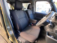 座り心地よく疲れにくいシートですよ！アームレスト付きで運転も快適！ 4