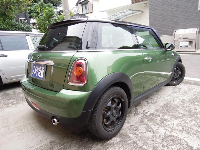 ＭＩＮＩ クーパー　キーレスキー２本　革巻きハンドル　オートＨＩＤヘッドライト　社外アルミホイール　ＣＤ　ＡＵＸ　オンダッシュナビ　ワンセグＴＶ（6枚目）
