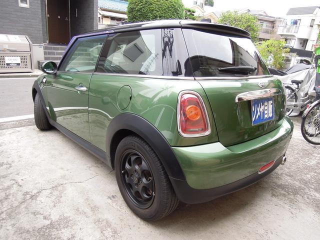 ＭＩＮＩ クーパー　キーレスキー２本　革巻きハンドル　オートＨＩＤヘッドライト　社外アルミホイール　ＣＤ　ＡＵＸ　オンダッシュナビ　ワンセグＴＶ（9枚目）