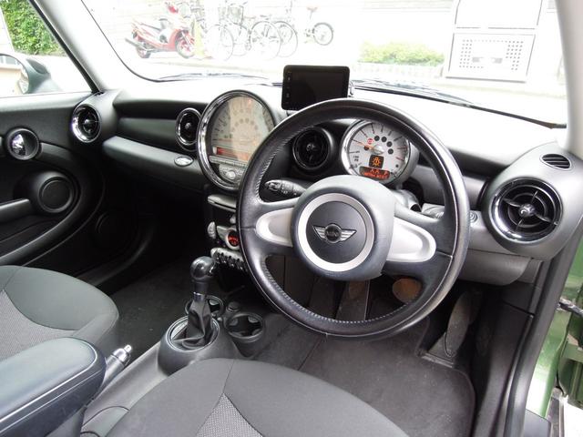 ＭＩＮＩ クーパー　キーレスキー２本　革巻きハンドル　オートＨＩＤヘッドライト　社外アルミホイール　ＣＤ　ＡＵＸ　オンダッシュナビ　ワンセグＴＶ（12枚目）