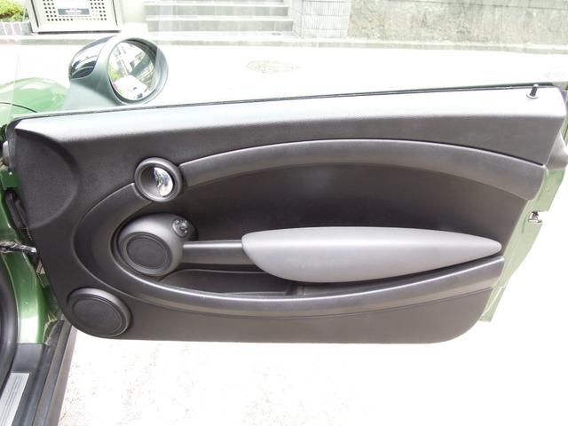 ＭＩＮＩ クーパー　キーレスキー２本　革巻きハンドル　オートＨＩＤヘッドライト　社外アルミホイール　ＣＤ　ＡＵＸ　オンダッシュナビ　ワンセグＴＶ（14枚目）