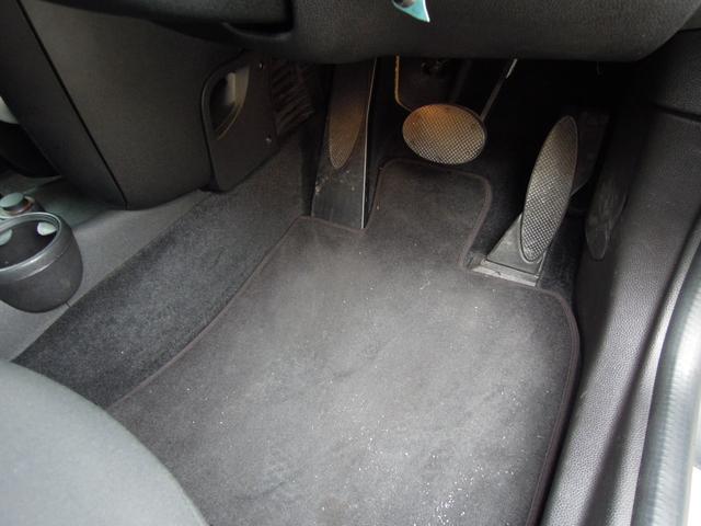 ＭＩＮＩ クーパー　キーレスキー２本　革巻きハンドル　オートＨＩＤヘッドライト　社外アルミホイール　ＣＤ　ＡＵＸ　オンダッシュナビ　ワンセグＴＶ（15枚目）