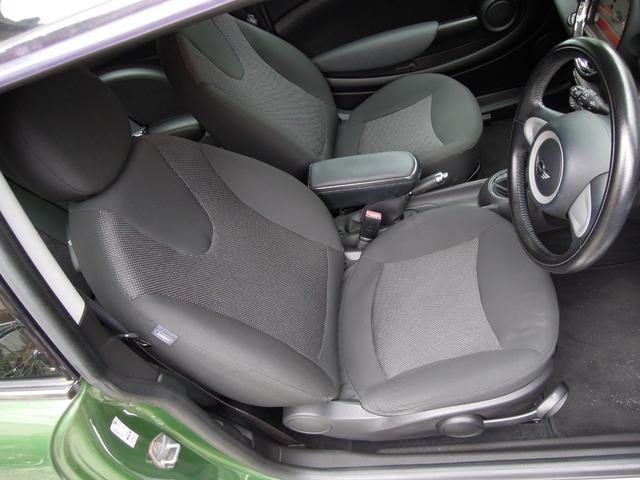 ＭＩＮＩ クーパー　キーレスキー２本　革巻きハンドル　オートＨＩＤヘッドライト　社外アルミホイール　ＣＤ　ＡＵＸ　オンダッシュナビ　ワンセグＴＶ（16枚目）