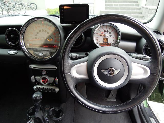 ＭＩＮＩ クーパー　キーレスキー２本　革巻きハンドル　オートＨＩＤヘッドライト　社外アルミホイール　ＣＤ　ＡＵＸ　オンダッシュナビ　ワンセグＴＶ（18枚目）
