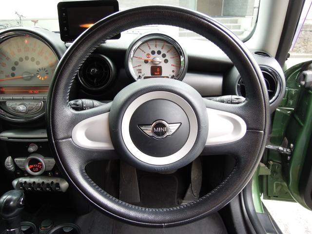 ＭＩＮＩ クーパー　キーレスキー２本　革巻きハンドル　オートＨＩＤヘッドライト　社外アルミホイール　ＣＤ　ＡＵＸ　オンダッシュナビ　ワンセグＴＶ（19枚目）