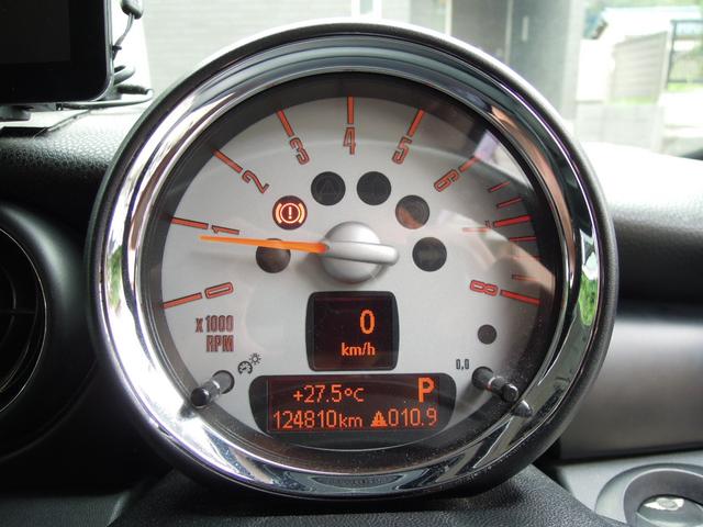 ＭＩＮＩ クーパー　キーレスキー２本　革巻きハンドル　オートＨＩＤヘッドライト　社外アルミホイール　ＣＤ　ＡＵＸ　オンダッシュナビ　ワンセグＴＶ（20枚目）