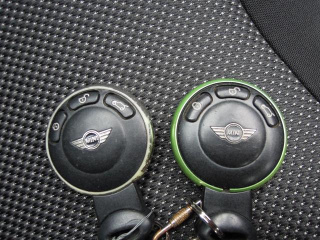 ＭＩＮＩ クーパー　キーレスキー２本　革巻きハンドル　オートＨＩＤヘッドライト　社外アルミホイール　ＣＤ　ＡＵＸ　オンダッシュナビ　ワンセグＴＶ（22枚目）