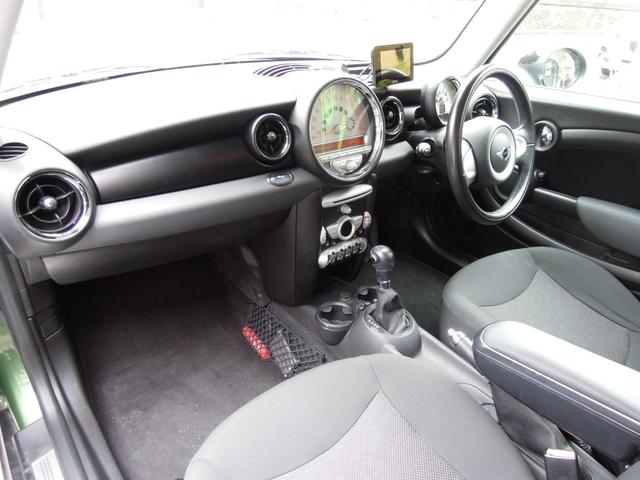 ＭＩＮＩ クーパー　キーレスキー２本　革巻きハンドル　オートＨＩＤヘッドライト　社外アルミホイール　ＣＤ　ＡＵＸ　オンダッシュナビ　ワンセグＴＶ（28枚目）