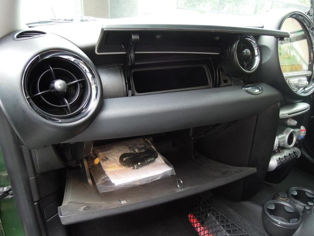 ＭＩＮＩ クーパー　キーレスキー２本　革巻きハンドル　オートＨＩＤヘッドライト　社外アルミホイール　ＣＤ　ＡＵＸ　オンダッシュナビ　ワンセグＴＶ（29枚目）