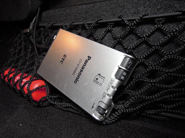 ＭＩＮＩ クーパー　キーレスキー２本　革巻きハンドル　オートＨＩＤヘッドライト　社外アルミホイール　ＣＤ　ＡＵＸ　オンダッシュナビ　ワンセグＴＶ（35枚目）