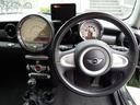 クーパー　キーレスキー２本　革巻きハンドル　オートＨＩＤヘッドライト　社外アルミホイール　ＣＤ　ＡＵＸ　オンダッシュナビ　ワンセグＴＶ（18枚目）