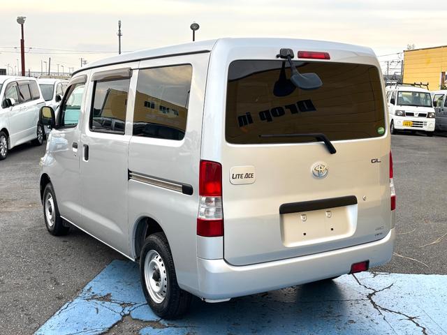 ライトエースバン ＧＬ　４ＷＤ　純正ナビＴＶ　ＣＤ　ＡＵＸ　Ｂｌｕｅｔｏｏｔｈ　ＥＴＣ　キーレス　リアヒーター　リアフォグ　Ｗエアバッグ　ＡＢＳ　センターデフロック　電動ドアミラー　ドアバイザー　タイミングチェーン　５人乗り（6枚目）