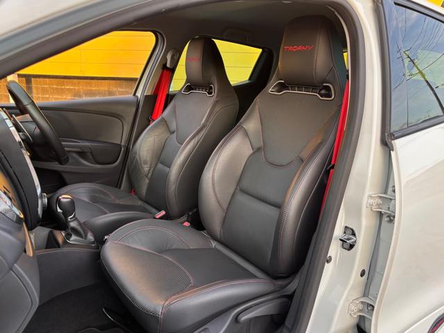 専用本革シート☆シートヒーター☆走行少なく禁煙車で内外装共に綺麗な車両です♪