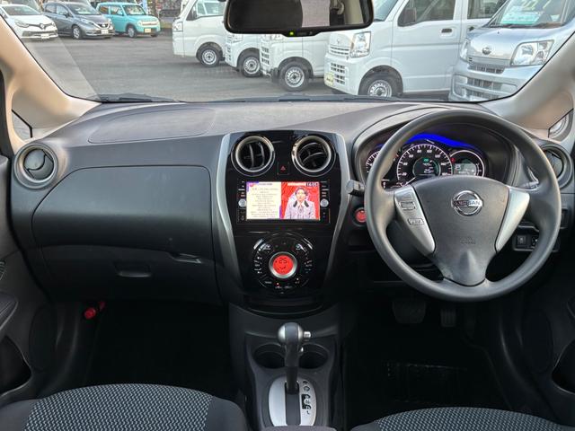 ノート Ｘ　ＤＩＧ－Ｓ　衝突被害軽減ブレーキ　車線逸脱警報　純正ナビＴＶ　ＤＶＤ再生　全方位モニター　ＣＤ　ＡＵＸ　ＵＳＢ　Ｂｌｕｅｔｏｏｔｈ　ＥＴＣ　インテリキー　オートライト　ドアミラーウインカー　ドアバイザー　禁煙車（9枚目）
