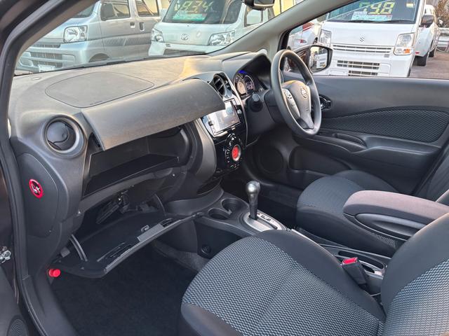 ノート Ｘ　ＤＩＧ－Ｓ　衝突被害軽減ブレーキ　車線逸脱警報　純正ナビＴＶ　ＤＶＤ再生　全方位モニター　ＣＤ　ＡＵＸ　ＵＳＢ　Ｂｌｕｅｔｏｏｔｈ　ＥＴＣ　インテリキー　オートライト　ドアミラーウインカー　ドアバイザー　禁煙車（13枚目）