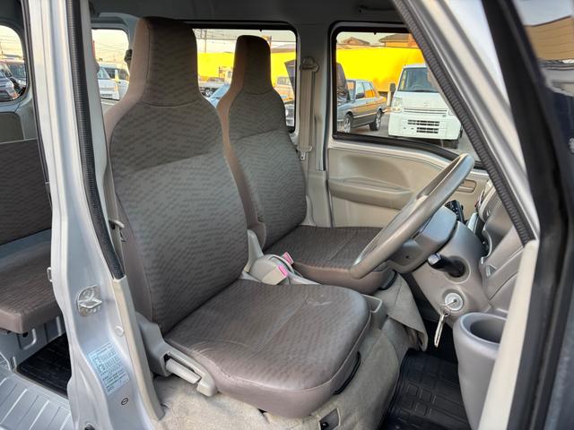 ミニキャブバン Ｍ　１オーナー　禁煙車　記録簿　５ＡＧＳ　ナビ　フルセグＴＶ　バックカメラ　ＤＶＤ再生　ＴＶキャンセラー　ＣＤ　Ｂｌｕｅｔｏｏｔｈ　ドラレコ　ＥＴＣ　Ｗエアバッグ　ＡＢＳ　ドアバイザー　ＵＶカットガラス（11枚目）