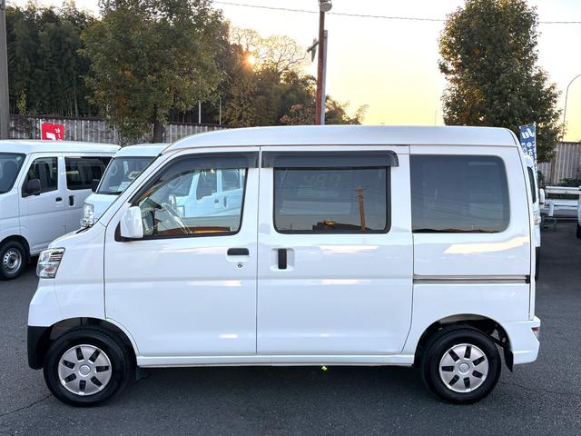 ハイゼットカーゴ クルーズＳＡＩＩＩ　衝突被害軽減ブレーキ　車線逸脱警報　社外ナビ　バックカメラ　ＣＤ　ＡＵＸ　Ｂｌｕｅｔｏｏｔｈ　ドラレコ　ＥＴＣ　オートハイビーム　電動格納ドアミラー　キーレス　アイドリングストップ　禁煙車　記録簿（4枚目）