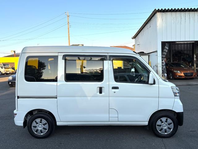 ハイゼットカーゴ クルーズＳＡＩＩＩ　衝突被害軽減ブレーキ　車線逸脱警報　社外ナビ　バックカメラ　ＣＤ　ＡＵＸ　Ｂｌｕｅｔｏｏｔｈ　ドラレコ　ＥＴＣ　オートハイビーム　電動格納ドアミラー　キーレス　アイドリングストップ　禁煙車　記録簿（5枚目）