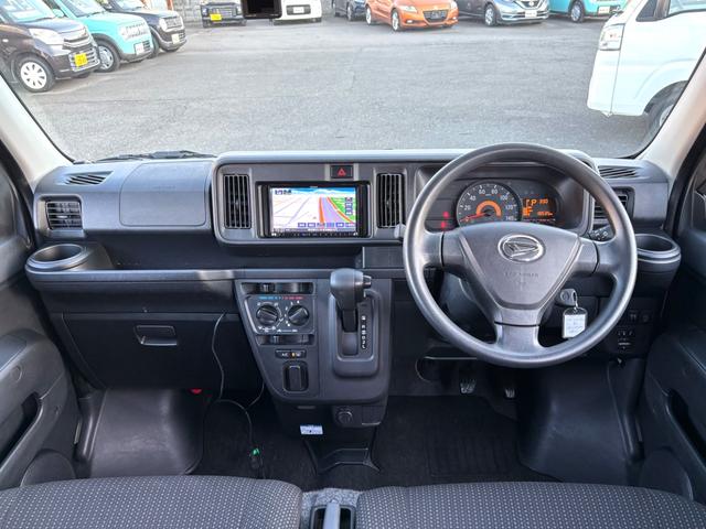 ハイゼットカーゴ クルーズＳＡＩＩＩ　衝突被害軽減ブレーキ　車線逸脱警報　社外ナビ　バックカメラ　ＣＤ　ＡＵＸ　Ｂｌｕｅｔｏｏｔｈ　ドラレコ　ＥＴＣ　オートハイビーム　電動格納ドアミラー　キーレス　アイドリングストップ　禁煙車　記録簿（9枚目）