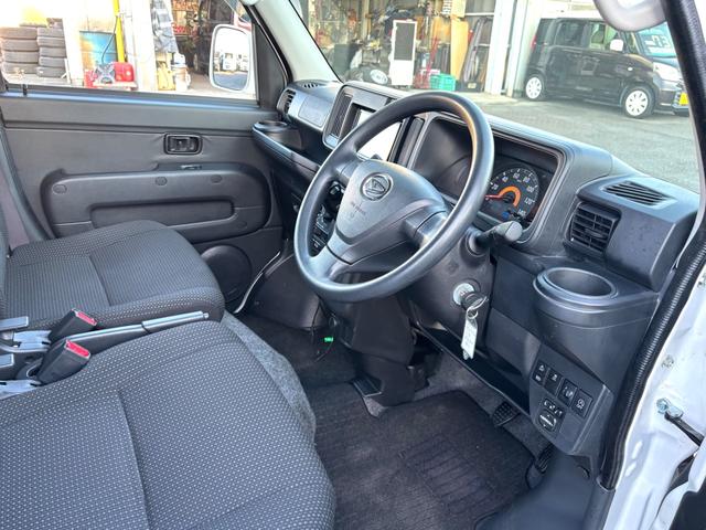 ハイゼットカーゴ クルーズＳＡＩＩＩ　衝突被害軽減ブレーキ　車線逸脱警報　社外ナビ　バックカメラ　ＣＤ　ＡＵＸ　Ｂｌｕｅｔｏｏｔｈ　ドラレコ　ＥＴＣ　オートハイビーム　電動格納ドアミラー　キーレス　アイドリングストップ　禁煙車　記録簿（10枚目）