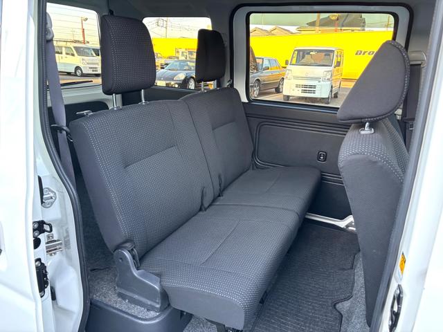 ハイゼットカーゴ クルーズＳＡＩＩＩ　衝突被害軽減ブレーキ　車線逸脱警報　社外ナビ　バックカメラ　ＣＤ　ＡＵＸ　Ｂｌｕｅｔｏｏｔｈ　ドラレコ　ＥＴＣ　オートハイビーム　電動格納ドアミラー　キーレス　アイドリングストップ　禁煙車　記録簿（12枚目）