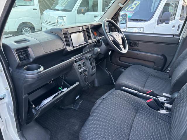 ハイゼットカーゴ クルーズＳＡＩＩＩ　衝突被害軽減ブレーキ　車線逸脱警報　社外ナビ　バックカメラ　ＣＤ　ＡＵＸ　Ｂｌｕｅｔｏｏｔｈ　ドラレコ　ＥＴＣ　オートハイビーム　電動格納ドアミラー　キーレス　アイドリングストップ　禁煙車　記録簿（13枚目）