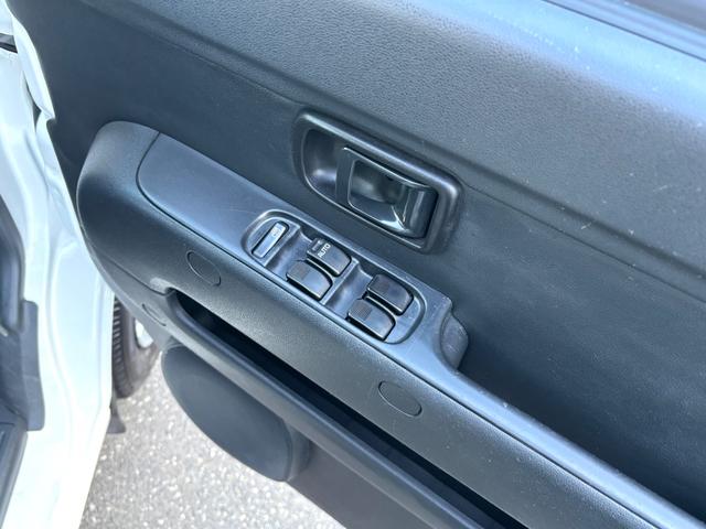ハイゼットカーゴ クルーズＳＡＩＩＩ　衝突被害軽減ブレーキ　車線逸脱警報　社外ナビ　バックカメラ　ＣＤ　ＡＵＸ　Ｂｌｕｅｔｏｏｔｈ　ドラレコ　ＥＴＣ　オートハイビーム　電動格納ドアミラー　キーレス　アイドリングストップ　禁煙車　記録簿（23枚目）
