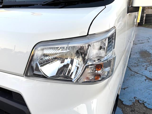 ハイゼットカーゴ クルーズＳＡＩＩＩ　衝突被害軽減ブレーキ　車線逸脱警報　社外ナビ　バックカメラ　ＣＤ　ＡＵＸ　Ｂｌｕｅｔｏｏｔｈ　ドラレコ　ＥＴＣ　オートハイビーム　電動格納ドアミラー　キーレス　アイドリングストップ　禁煙車　記録簿（29枚目）