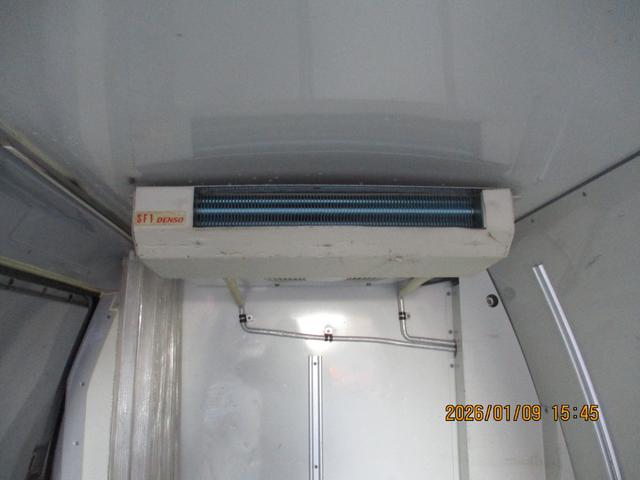 タウンエースバン 冷蔵冷凍車　冷蔵車　－５℃設定　デンソー製　オートマ　４ドア　リヤガラス看板跡有り　７５０Ｋ（11枚目）
