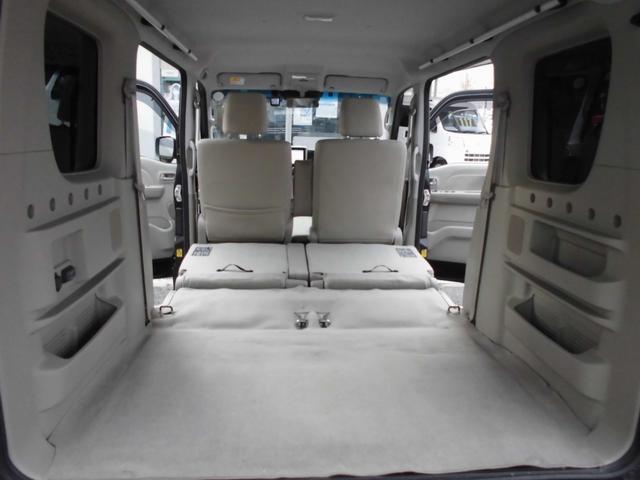 �B�x�[�W������ɍ��������Ɏd�グ�A��ݍ��܂��悤�Ȉ��S���ƁA�L�X�Ƃ���������ɖ�����������Ԃ�\���B