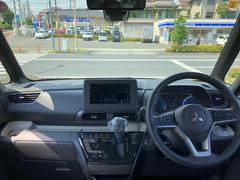 ≪運転席からの景色≫　コンパクトでありながら広さも感じられます。 4